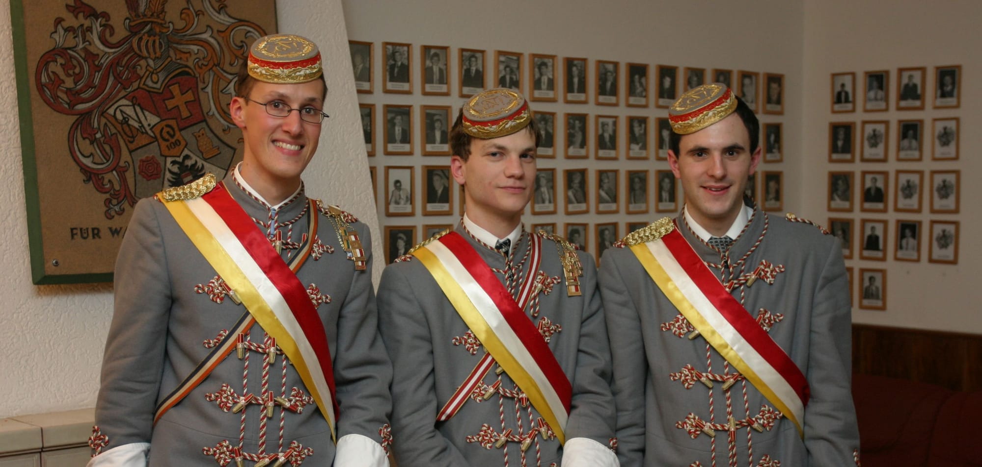 Die Chargen der Nibelungia in vollem Wichs vor dem Wappen