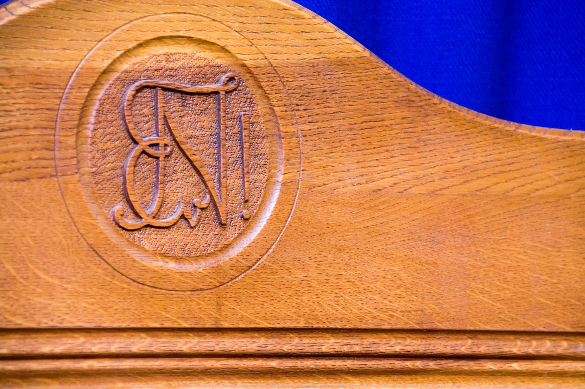 Geschnitztes Monogramm der Nibelungia in Eichenholz