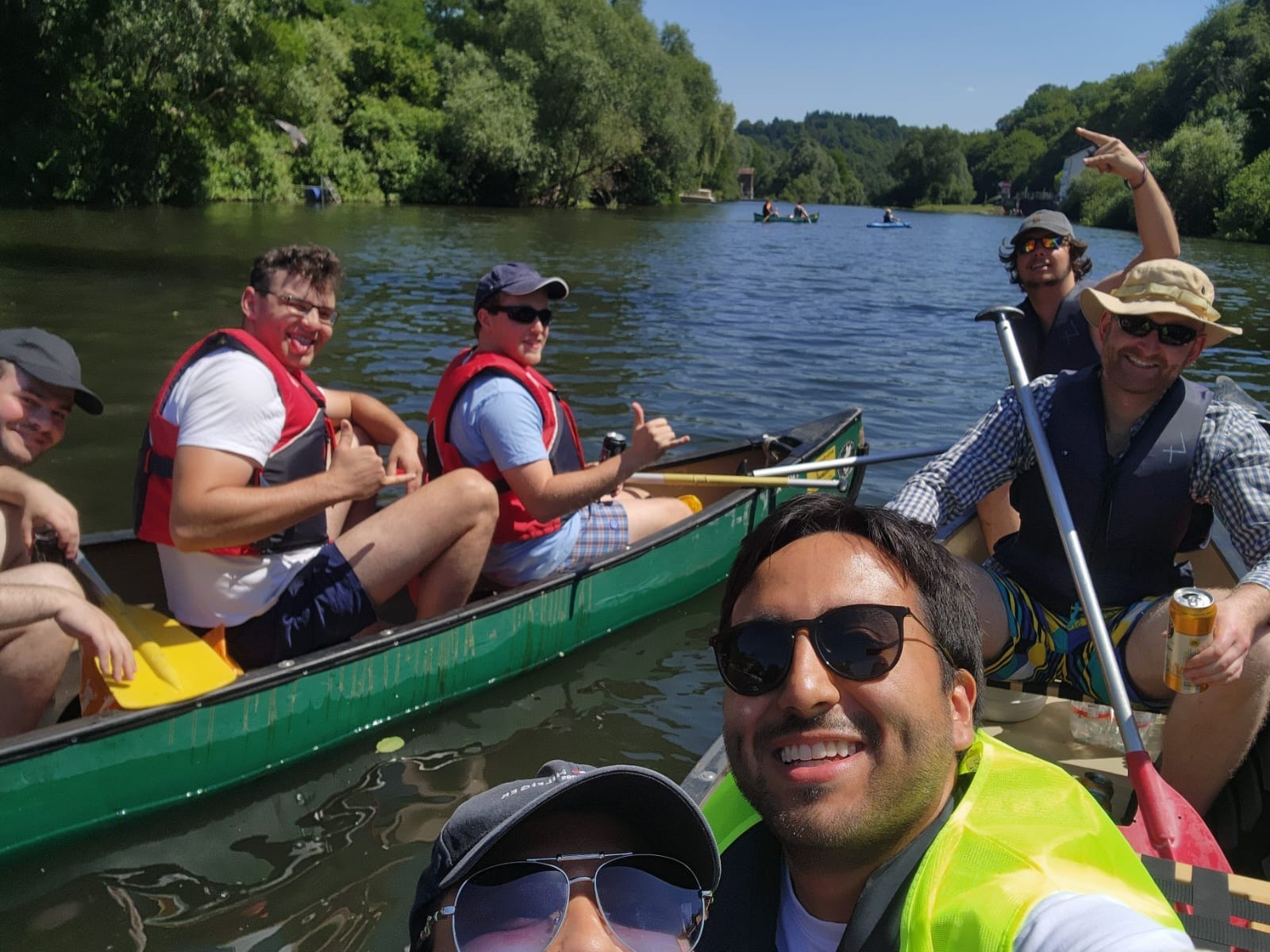 Bundesbrüder beim gemeinsamen Kanufahren auf einem Fluss