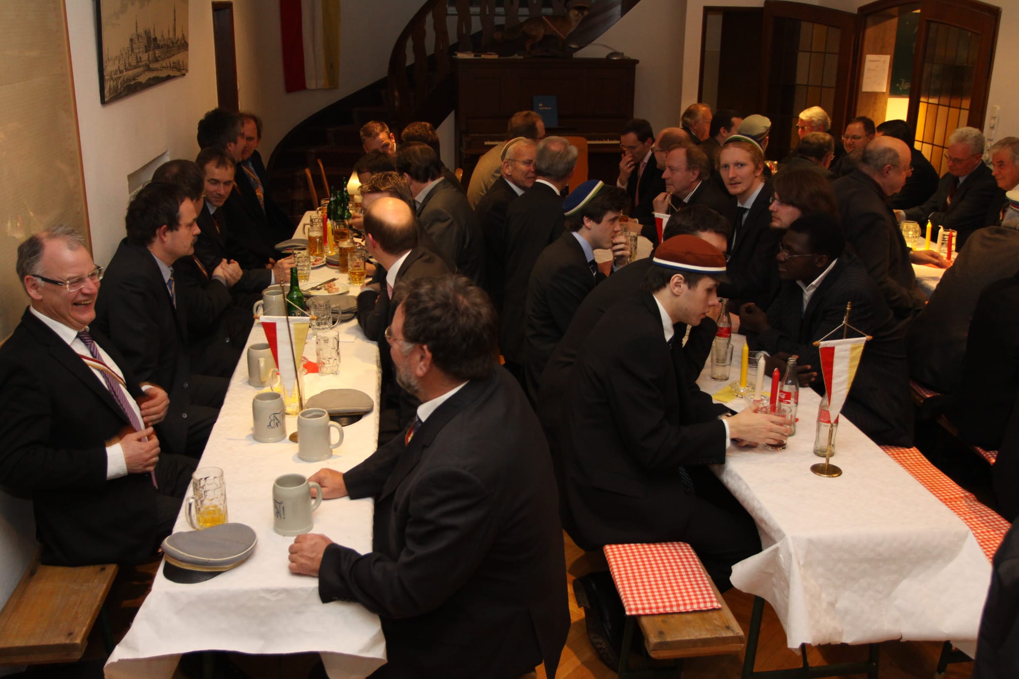 Bundesbrüder in Couleur bei einer Kneipe im Nibelungenhaus